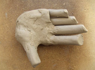Durch richtiges Aufsetzen der Finger werden zugleich die vier Innenballen und die Knöchel (außen) vorgeformt.