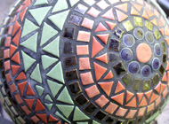 Mosaik auf einer Betonkugel